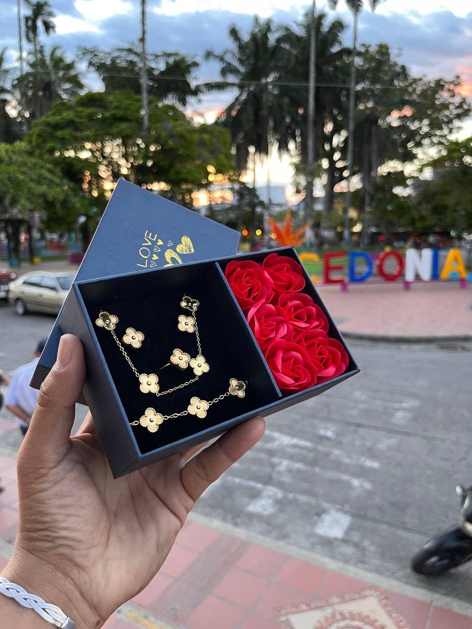 Set de Trebol con Caja de Rosas