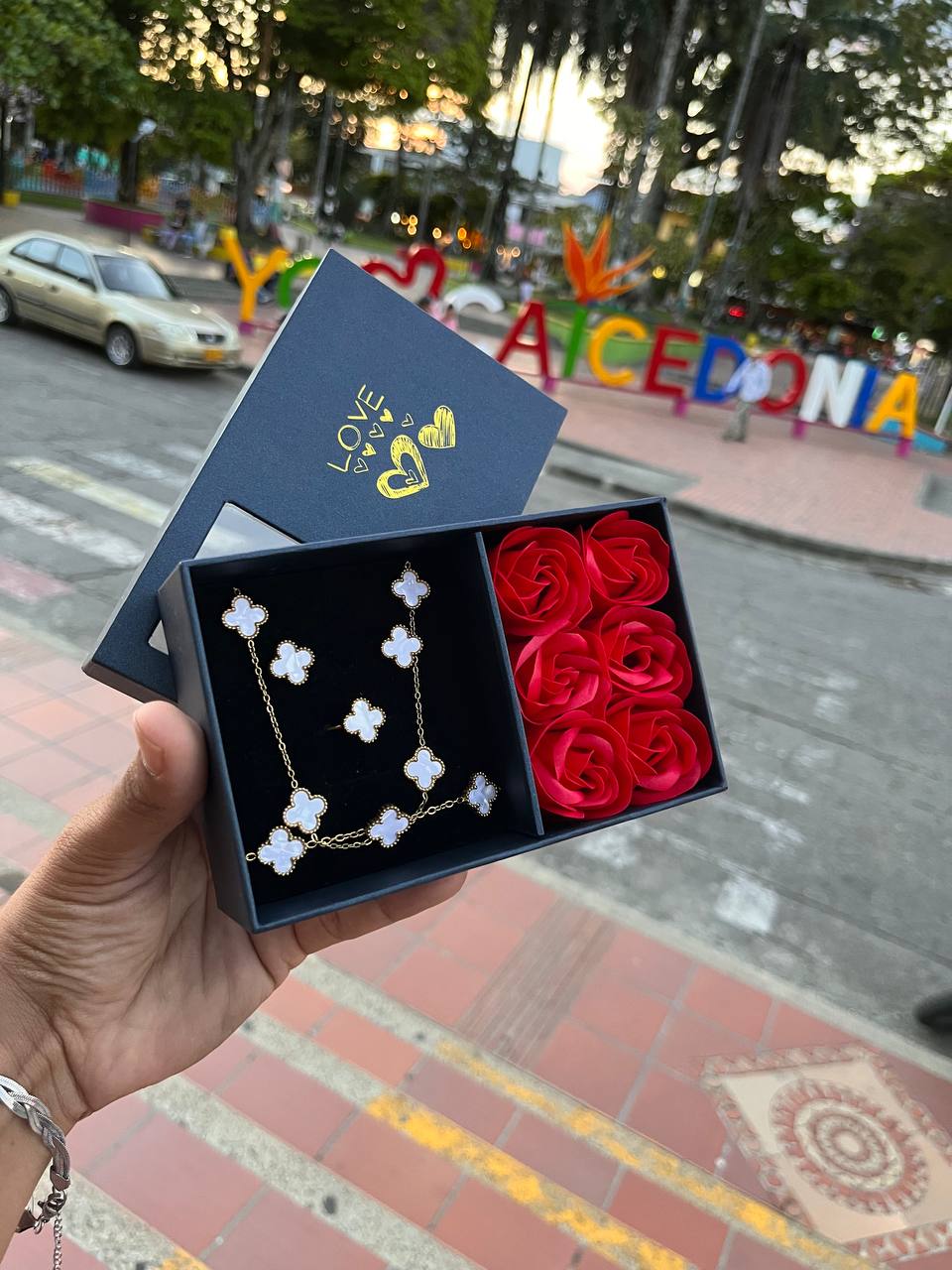 Set de Trebol con Caja de Rosas