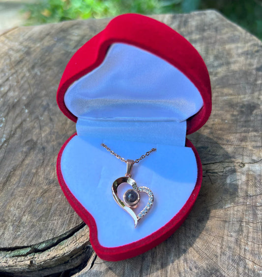 Collar Amor "Te Amo en 100 Idiomas" + Caja de Lujo Gratis