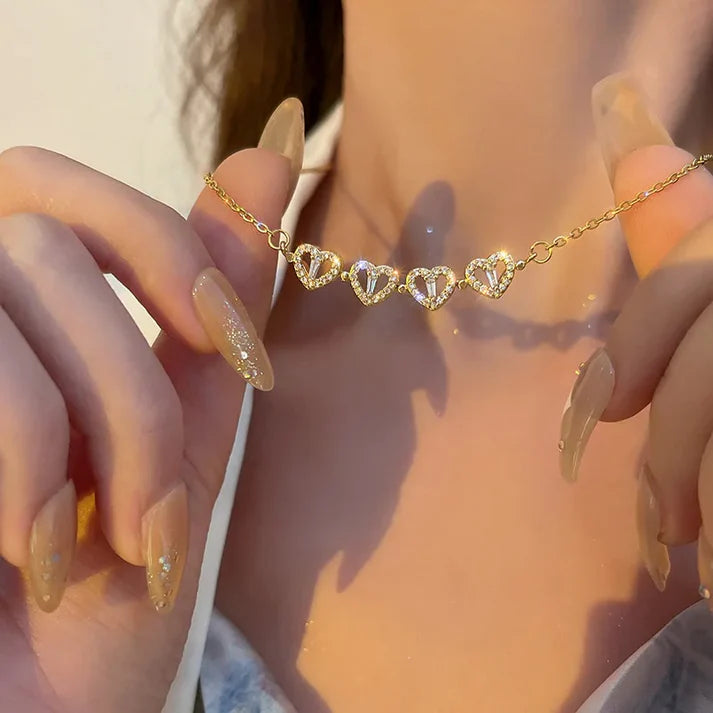 Collar Trébol de Encanto: Corazones Plegables